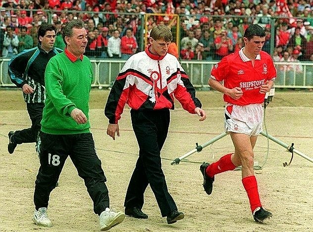 Brian Clough, Pearce’a liderlik ve futbol anlayışıyla ilham verdi. Nottingham Forest'ta büyük zaferler kazandı.