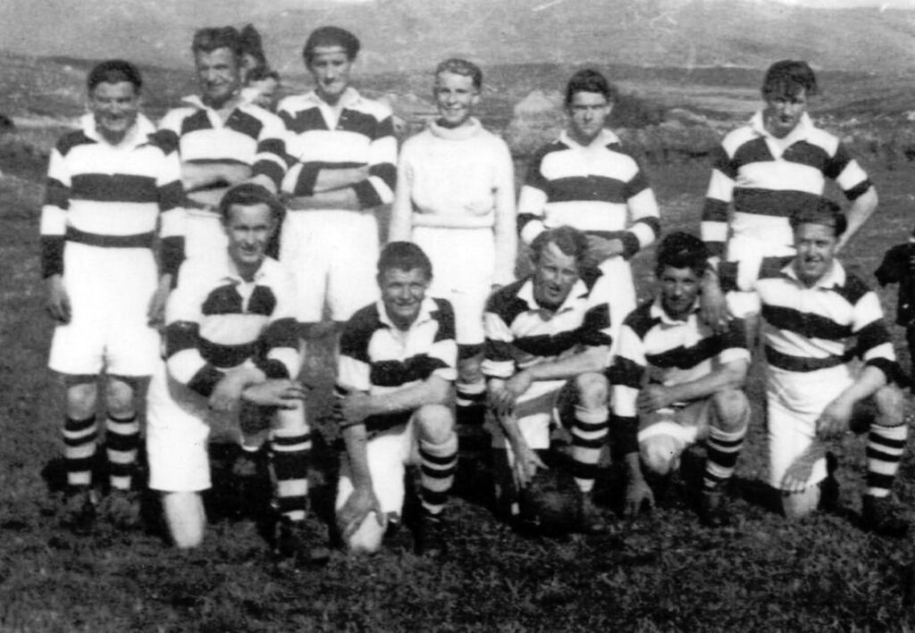 Packie Bonner, Donegal'da genç yaşta Keadue Rovers’da kalecilik yeteneğini göstermiştir