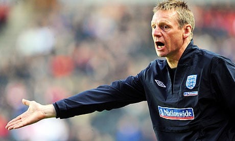 Pearce, 2007'de İngiltere U21 menajeri oldu, yarı finale çıkarken 2009’da Almanya'ya 4-0 kaybetti. 2013'te elendi ve görevden alındı.