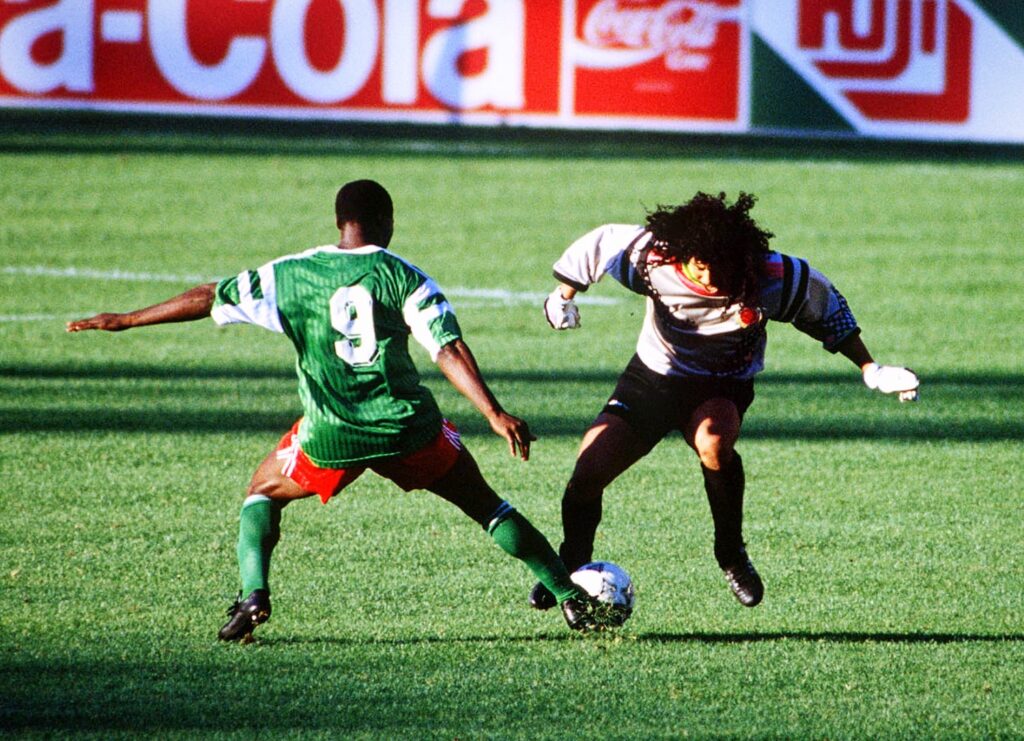 1990 Dünya Kupası'nda Higuita, Roger Milla'ya topu kaptırarak gol yedi; riskli tarzının bir sonucu.