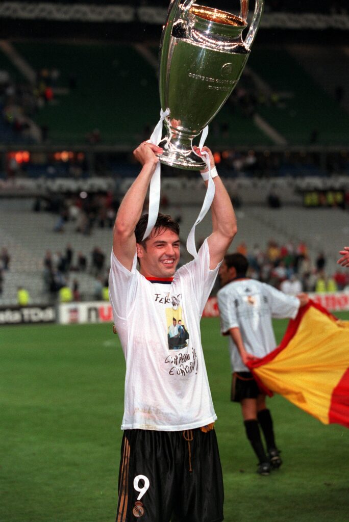 Morientes, 2000'te Şampiyonlar Ligi zaferine golle katkı sağladı, ancak La Liga'da isteneni veremedi ve Ronaldo'nun gelişiyle forma şansı azaldı.