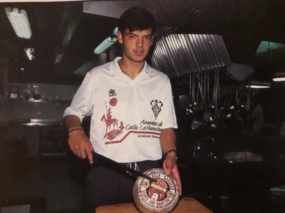 Morientes, İspanya'nın kırsal kasabasında başlayan futbol yolculuğunu, Albacete'de profesyonel kariyerine dönüştürerek büyük başarılar elde etti.